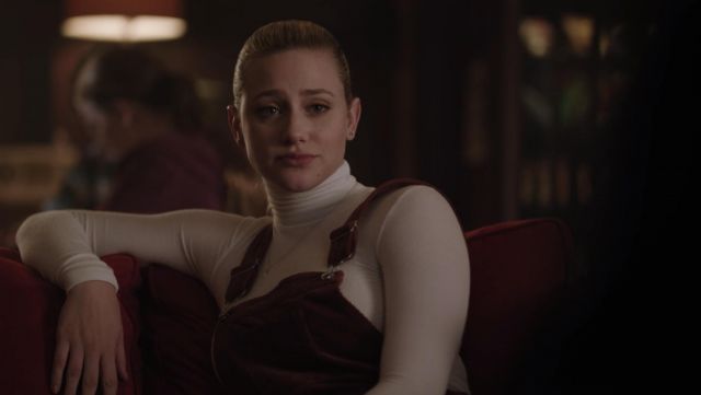 The jumpsuit in velvet brown Pilcro and the Letterpress of Betty Cooper (Lili Reinhart) in Riverdale S03E14