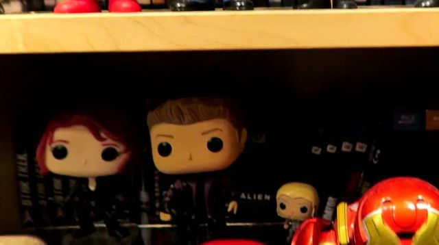 The figurine Funko Pop! of Hawkeye in The Avengers: Age of Ultron to Modzii in his video THE biggest COLLECTION OF FIGURINES POP! OF FRANCE !