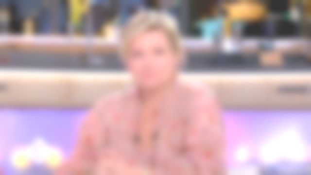 The blouse a floral print from Anne-Élisabeth Lemoine in C to you of the 12/02/2019
