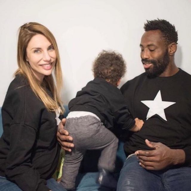 Le sweat noir avec une étoile blanche Bouboune porté par Ariane Brodier, Fulgence Ouedraogo et leur fils sur le compte Instagram de @arianebrodier