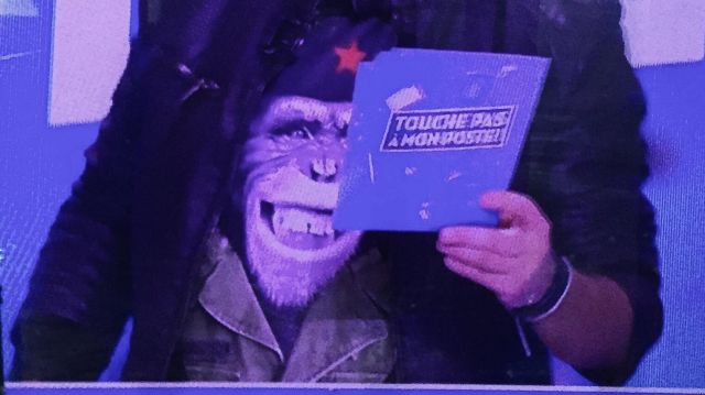The t-shirt Monkey Revolution by The Time of Cherries brought by Cyril Hanouna in Touche pas à my post