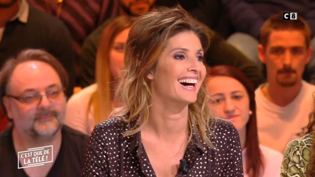 La blouse imprimée de Caroline Ithurbide dans C'est que de la télé ! du 11/03/2019