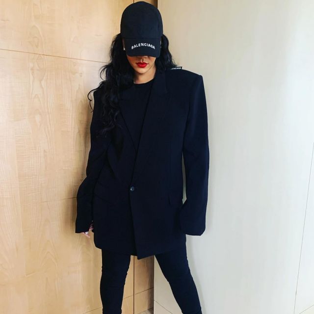 Le blazer noir Balenciaga porté par Rihanna sur son compte Instagram @badgalriri