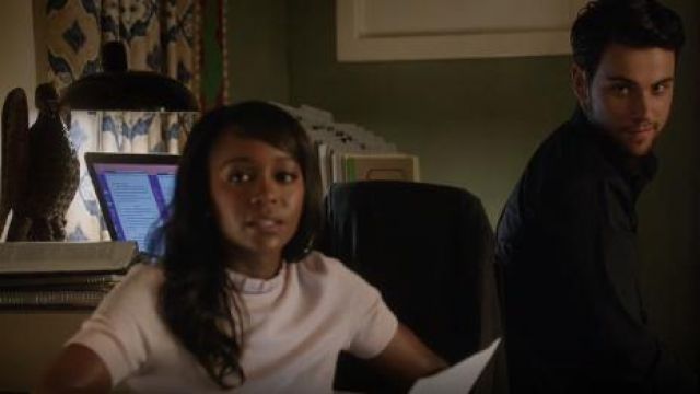 Suéter Tory Burch Rolanda en Lichee usado por Michaela Pratt (Aja Naomi King) en Cómo salirse con la suya con el asesinato (S01E02)