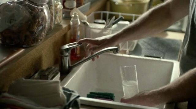 The faucet and the sink of the kitchen of Matt Murdock (Charlie Cox) in Daredevil S02E02