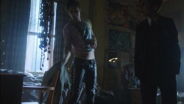 The pants to the laces worn by Klaus Hargreeves (Robert Sheehan) in The Umbrella Academy S01E05