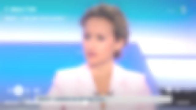 Chaqueta rosa de doble botón de Caroline Roux Sandro en C dans l'air el 13.03.2019