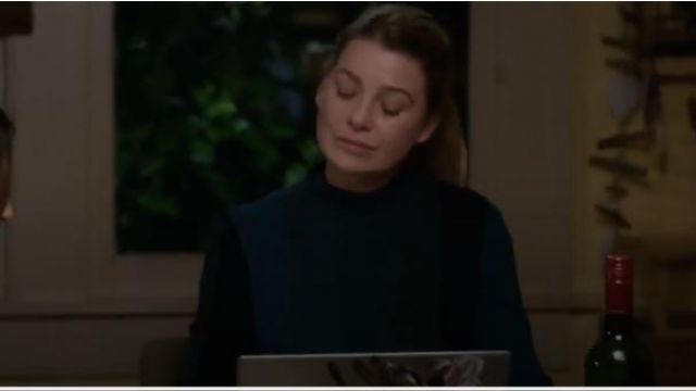 Akris Punto Turtleneck Slit Long-Sleeve Striped Wool Knit Top usado por la Dra. Meredith Grey (Ellen Pompeo) en Grey's Anatomy (S15E16)