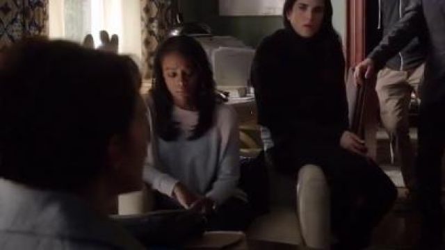 Vince Cashmere Colorblock Sweater in Salmon Combo usado por Michaela Pratt (Aja Naomi King) en How to Get Away with Murder (S01E11)