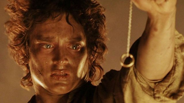The replica of the ring in The Lord of the rings : the Return of The king