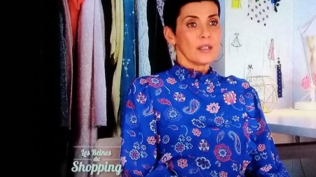 La blouse bleue imprimé fleuri portée par Cristina Córdula dans Les reines du shopping
