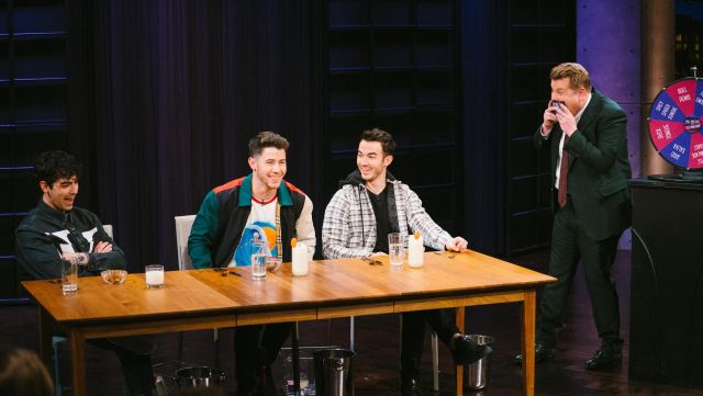 The jacket Burberry worn by Nick Jonas during the show the Late Late Show with James Corden the 07/03/19