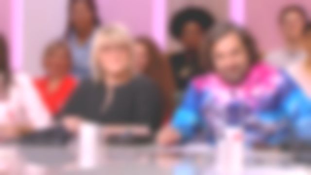 The hoody printed dinosaurs of André Manoukian in I love you etc... the 12/03/2019