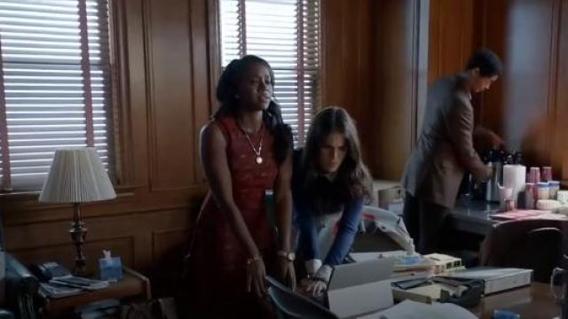 Ceremonia de apertura Vestido de estampado geométrico usado por Michaela Pratt (Aja Naomi King) en Cómo salirse con la suya con el asesinato (S02E04)
