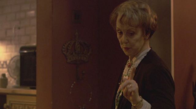 Peg crown in Sherlock Holmes (Benedict Cumberbatch) in the pilot Sherlock S01E01