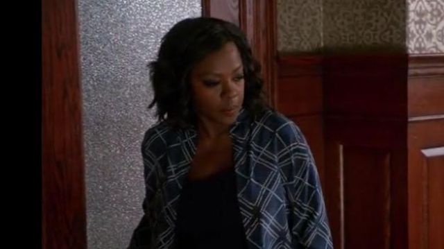 Equipo Slim Signature Print Camisa de seda en Peacoat usada por Annalise Keating (Viola Davis) en Cómo salirse con la suya con el asesinato (S03E08)