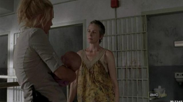 Le débardeur Staring At Stars de Carol Peletier (Melissa McBride) dans The Walking Dead S03E11