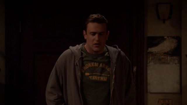 Camiseta verde de Broken Arrow Tavern usada por Marshall Eriksen (Jason Segel) en How I Met Your Mother (S02E20)