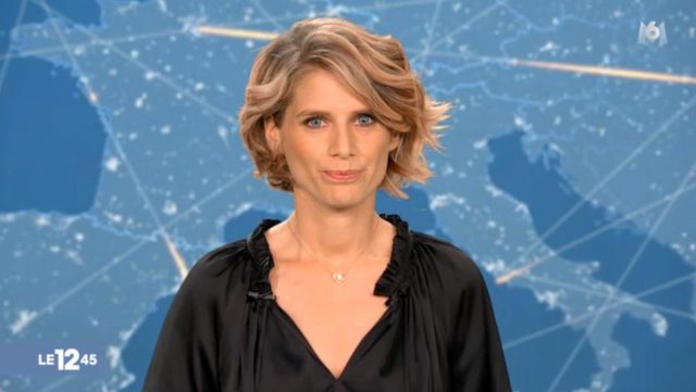 The blouse is black satin Laurie Milliat-Desorgher in The 12:45 to M6 of the 07/03/2019