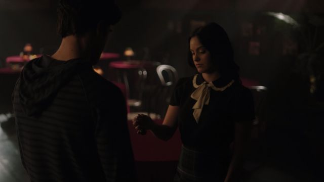 La blouse noire à nœud blanc REDValentino de Veronica Lodge (Camila Mendes) dans Riverdale S03E15