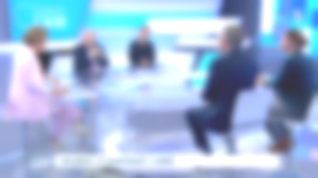 Le pantalon rose de Caroline Roux dans C dans l'air du 20/03/2019