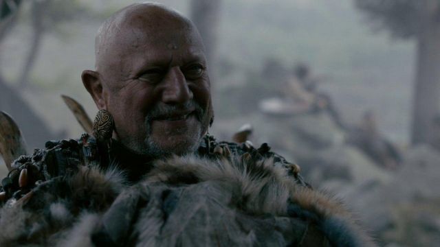 The earrings of King Olaf (Steven Berkoff) in Vikings S05E20