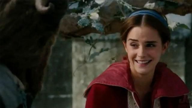 La cape rouge de Belle (Emma Watson) dans La belle et la bête