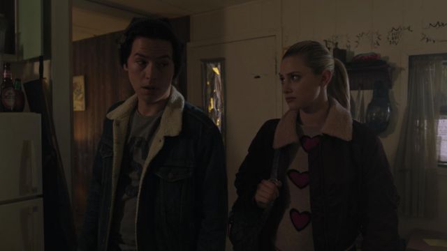 The jacket with bomber collar sherpa Coach worn by Betty Cooper (Lili Reinhart) in Riverdale S03E16