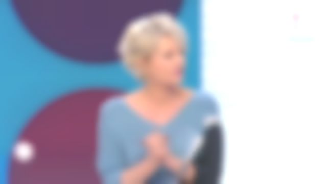 Le pull bleu de Sophie Davant dans C'est au programme du 08/02/2019
