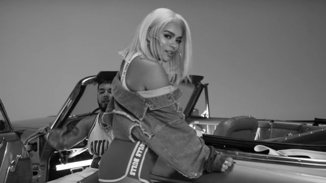 Cropped jacket worn by Karol G in her Cul­pa­bles music video with Anuel AA