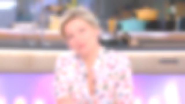 La chemise imprimée de Anne-Élisabeth Lemoine dans C à vous du 08/03/2019