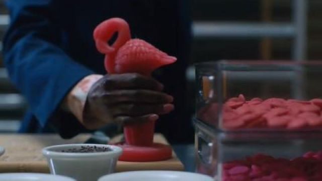 The candle flemish rose that takes into Cha-Cha (Mary J. Blige) in The Umbrella Academy S01E08