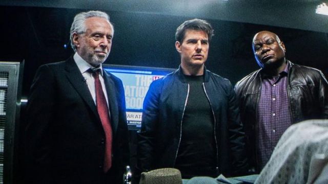 Le blouson bomber bleu marine de Ethan Hunt (Tom Cruise) dans Mission : Impossible - Fallout