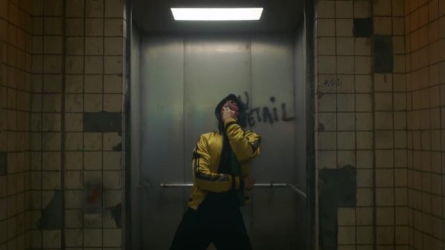 Le blouson bomber jaune du mec dans l'ascenseur dans le clip Au DD de PNL