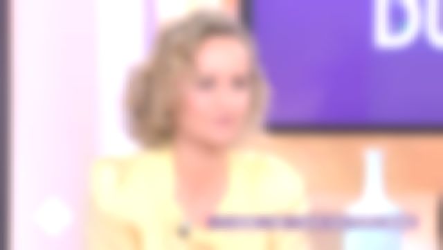 La camisa amarilla satinada de Caroline Roux en C à vous del 19/03/2019