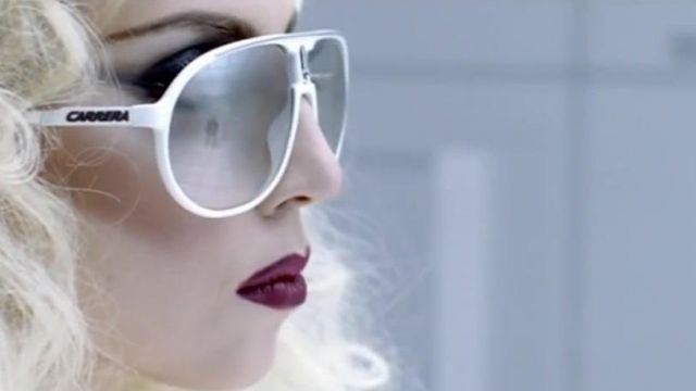 Les lunettes de soleil blanches Carrera portées par Lady Gaga dans son clip Bad Romance