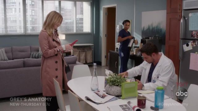 Le trench coat rose porté par le Dr. Meredith Grey (Ellen Pompeo) dans Grey's Anatomy S15E04