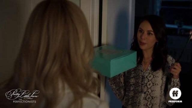 La chemise Python de Mona Vanderwaal (Janel Parrish) dans Pretty Little Liars: The Perfectionists (S01E01)