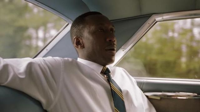 The black-tie striped Dr. Don Shirley (Mahershala Ali) in Green Book : On the roads of the south