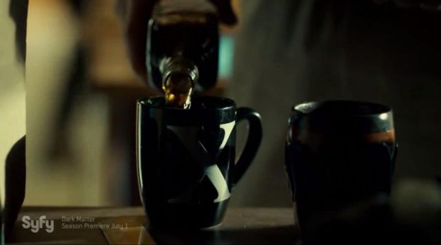 Le mug "X" de Xavier Dolls (Shamier Anderson) dans Wynonna Earp S01E09