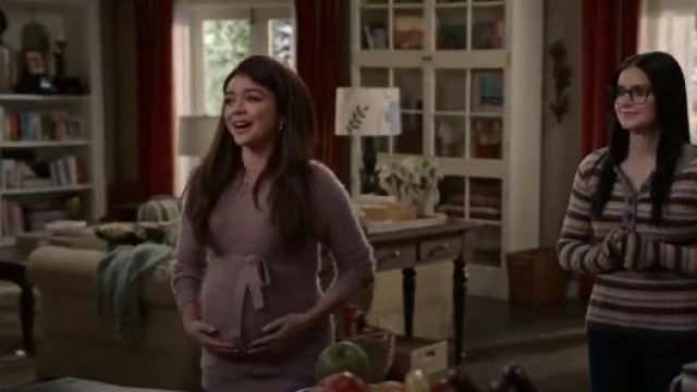 Mamalicious Waist Tie Sweater worn by Haley Dunphy (Sarah Hyland) in Modern Family (S10E14)