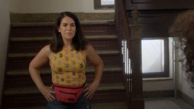 Monki cropped sleeveless tiger print top in yellow worn by Abbi Abrams (Abbi Jacobson) in Broad City (S05E09)