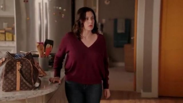 Rag & Bone jean Bevan Pull Col V porté par Rebecca Tas (Rachel Bloom) dans Crazy Ex-Girlfriend (S03E07)
