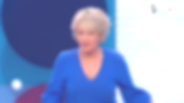 The blue sweater cobalt Sophie Davant in It is the program of the 26/03/2019