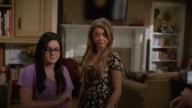 H&M Crinkled Dress in Floral worn by Haley Dunphy (Sarah Hyland) in Modern Family (S06E01)