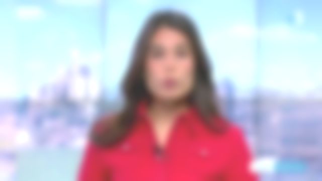 La chemise rouge Inés De La Fressange de Émilie Tran Nguyen dans 12/13 le 27.03.2019