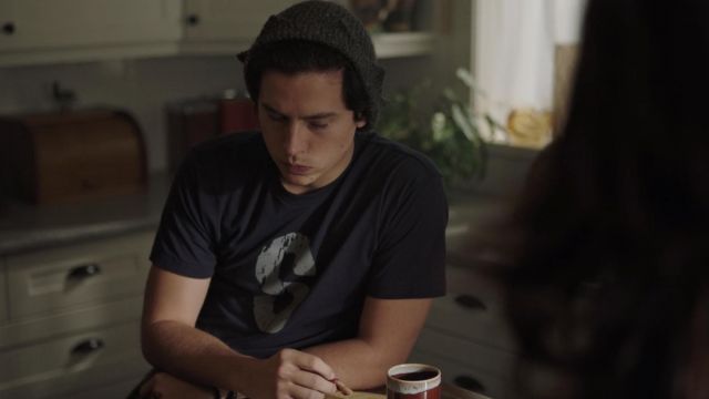 The t-shirt "S" worn by Jughead Jones (Cole Sprouse) in Riverdale S03E17