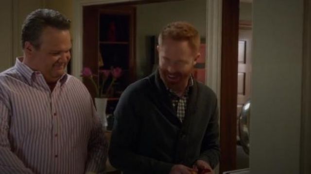 Todd Snyder Contraste Col Châle Cardigan porté par Mitchell Pritchett (Jesse Tyler Ferguson) dans la Famille Moderne (S06E23)