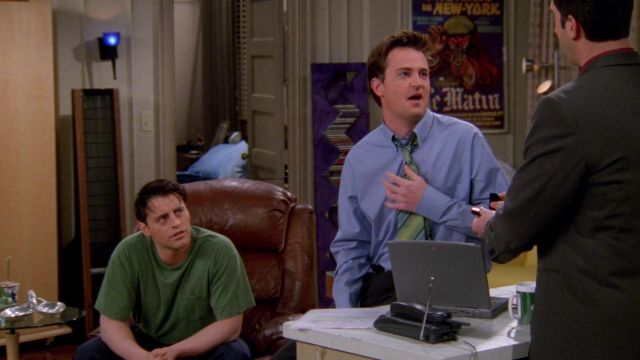 Apple Laptop used by Chandler Bing (Matthew Perry) in Friends (S04E23)