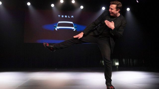 Tesla x Nike Custom Sneakers by Demarco usadas por Elon para el evento de presentación del Tesla Model 24 de marzo de 2019 | Spotern
